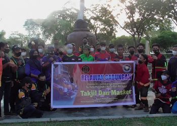 Damkar Kota Palangka Raya Bagikan Takjil Gratis
