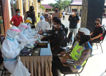 Kapolres Seruyan Pimpin Apel Gelar Pembagian Masker, Penyemprotan Disinfektan, Pembagian Bansos dan Rapid Test