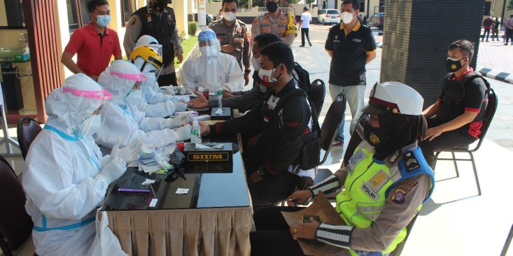 Kapolres Seruyan Pimpin Apel Gelar Pembagian Masker, Penyemprotan Disinfektan, Pembagian Bansos dan Rapid Test