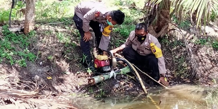 Cegah Karhutla Polres Seruyan Lakukan Pendinginan Lahan Rawan Kebakaran
