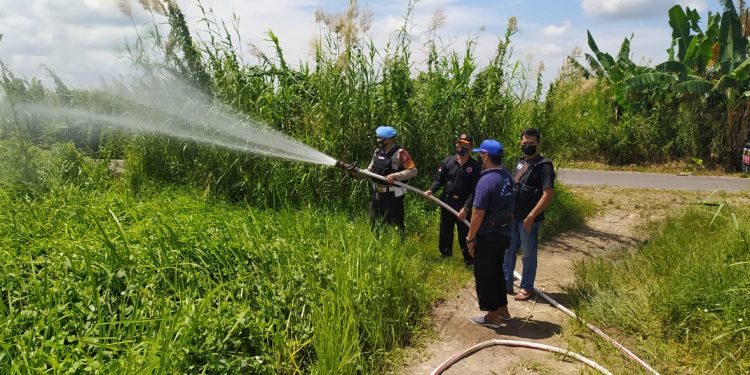 Polsek Seruyan Hilir Bersama BPBD Terus Lakukan Penyiraman    