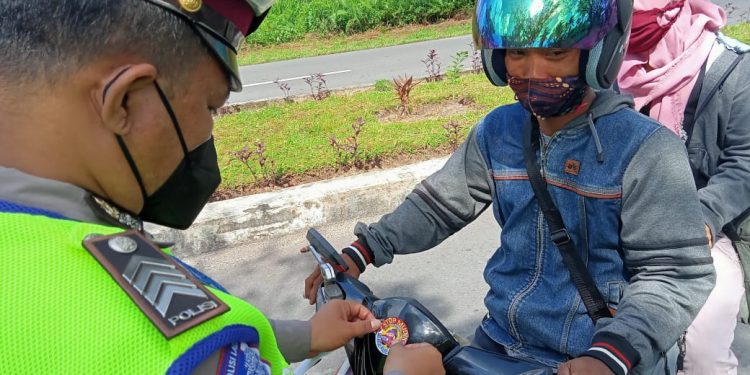 Sat Lantas Polres Seruyan Sebar Stiker Imbauan tak Mudik Lebaran