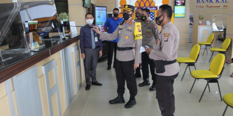 Sambangi Bank Kalteng, Kapolres Seruyan Ingatkan Penerapan Prosedur Keamanan