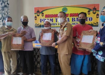 Bupati Eddy Raya Serahkan Bantuan Sembako PDAM Tirta Barito