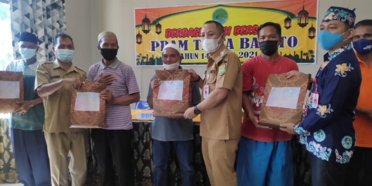 Bupati Eddy Raya Serahkan Bantuan Sembako PDAM Tirta Barito