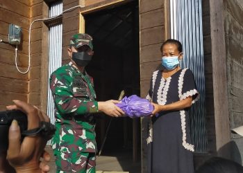 Danramil Puruk Cahu Dampingi Dandim 1013/Muara Teweh Bagikan Sembako