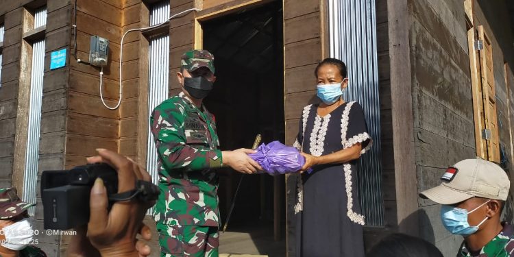 Danramil Puruk Cahu Dampingi Dandim 1013/Muara Teweh Bagikan Sembako