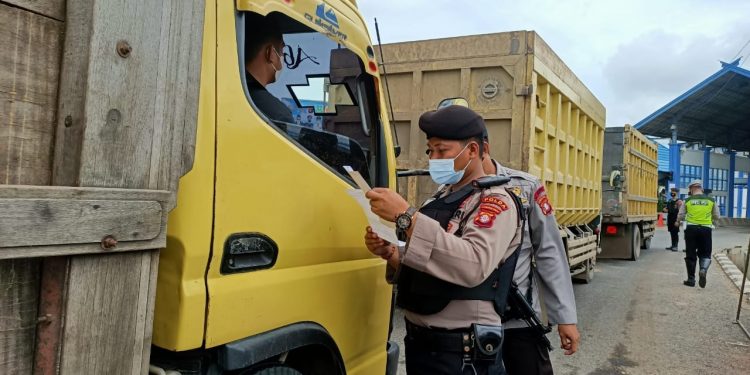 Hari Pertama Penyekatan Arus Mudik, Ditsamapta Jaga Perbatasan Kalsel-Kalteng