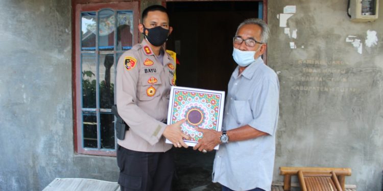 Jelang Lebaran, Kapolres Seruyan Serahkan Parcel Ke Tokoh Masyarakat