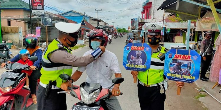 Satlantas Polres Kotim Bagikan Brosur Imbauan Prokes dan Larangan Mudik