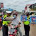 Satlantas Polres Kotim Bagikan Brosur Imbauan Prokes dan Larangan Mudik
