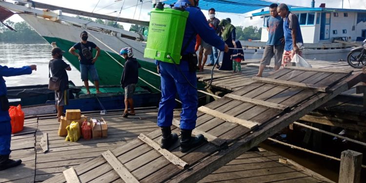 Satpolairud  Polres Seruyan Lakukan Penyemprotan Disinfektan kepada Pengguna Jasa Perairan