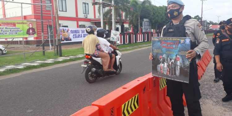 Personil Pos Operasi Ketupat Telabang 2021, Sosialisasikan Protokol Kesehatan