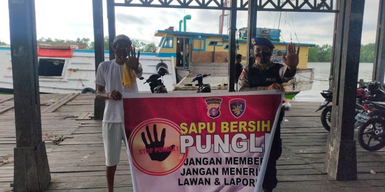 Satpolairud Polres Seruyan Sosisalisasi ke Masyarakat Tentang Saber Pungli