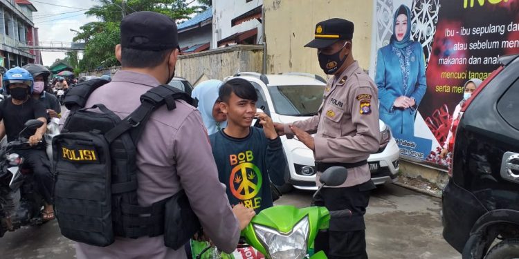Personel Polres Seruyan Sosialisasi Prokes dan Bagikan Masker ke Masyarakat