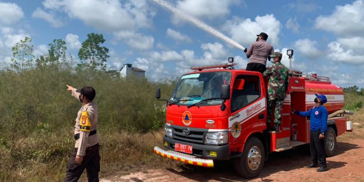 Meski Hari Libur, Pelaksanaan Penyiraman Lahan Kering Tetap Dilakukan