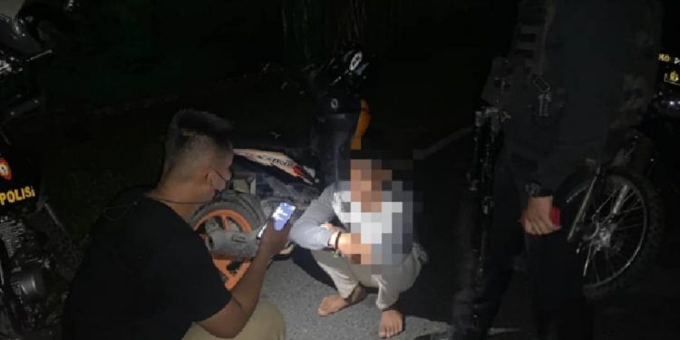 Polisi Pergoki Pasangan Muda Mudi Sedang Mesum di Pinggir Jalan Sepi