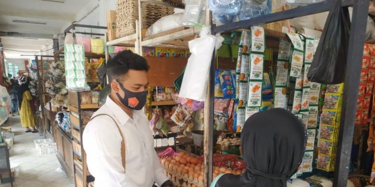 Anggota Satreskrim Cek dan Kontrol Bahan Pangan di Sejumlah Pasar Kuala Pembuang