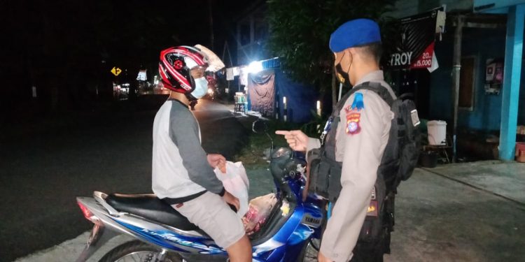 Personel Satpolairud Polres Seruyan Ajak Masyarakat Taati Protokol Kesehatan