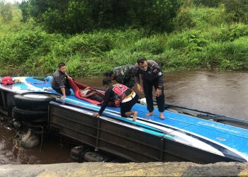 Bus Damri Terjun Bebas ke Parit di Jl Mahir Mahar Lingkar Luar Palangka Raya