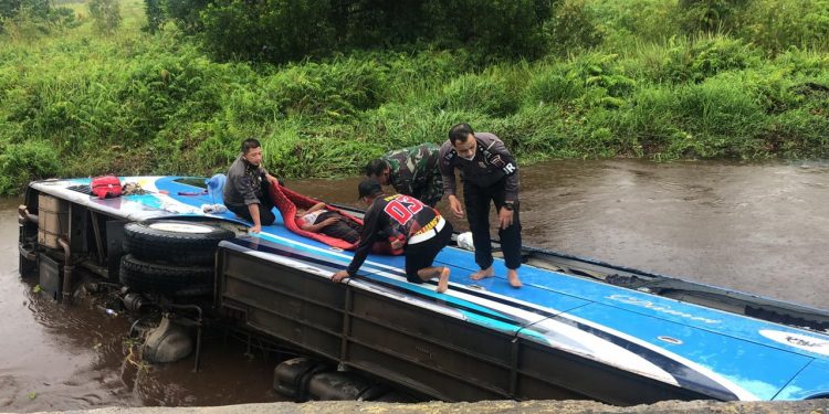 Bus Damri Terjun Bebas ke Parit di Jl Mahir Mahar Lingkar Luar Palangka Raya