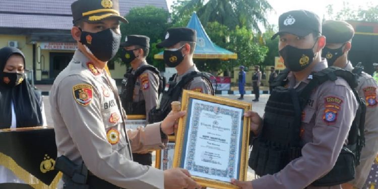 Kapolres Seruyan Beri Penghargaan Anggota Berprestasi