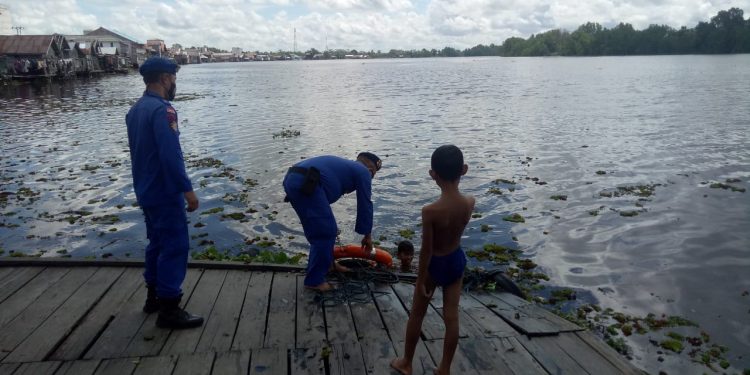 Kasatpolairud Polres Seruyan Ajarkan Renang dan Pengenalan Alat Keselamatan