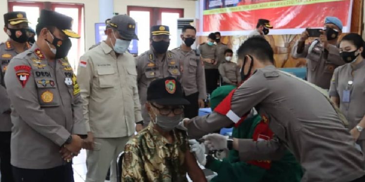 Vaksinasi Masal Covid-19 Serentak di 14 Kabupaten/Kota di Kalteng