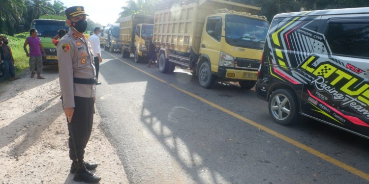 Kapolres Seruyan Urai Kemacetan Pasca Laka Lantas di Km 62