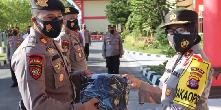 Serius Perangi Covid-19, Polda Kalteng Bagikan 20 Ribu Masker Untuk Masyarakat