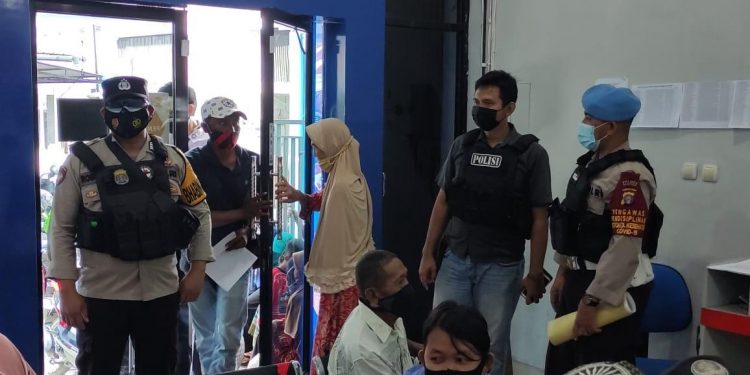 Anggota Polsek Seruyan Hilir Amankan Penyaluran Dana BPUM