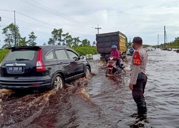 Personel Polsek Kahayan Tengah Atur Lalu Lintas di Lokasi Banjir