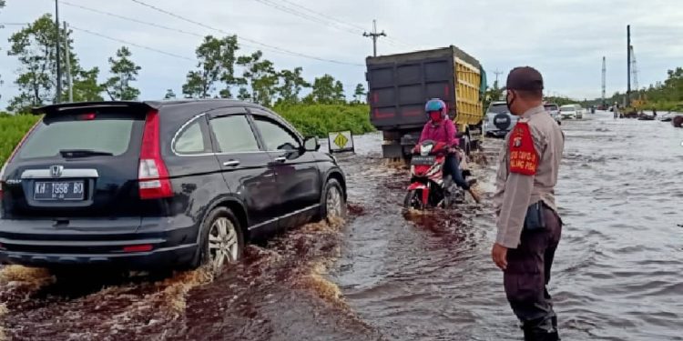 Personel Polsek Kahayan Tengah Atur Lalu Lintas di Lokasi Banjir