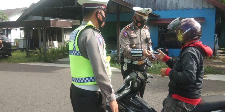 Polres Seruyan Patroli Skala Besar dan Bagikan Masker kepada Masyarakat