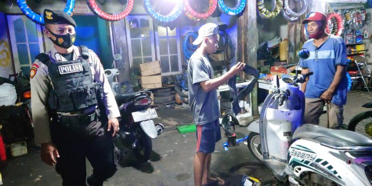 Personel Sat Sabhara Sampaikan Pesan Kamtibmas ke Warga