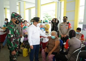Gubernur H. Sugianto dan Wagub H. Edy Pratowo Serta Forkopimda Tinjau Vaksinasi Massal di Palangka Raya