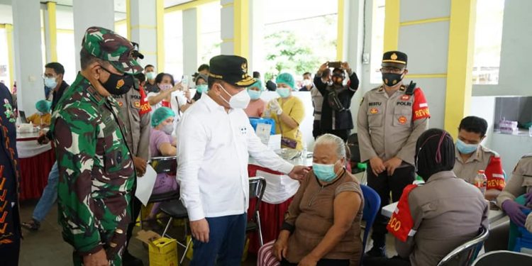 Gubernur H. Sugianto dan Wagub H. Edy Pratowo Serta Forkopimda Tinjau Vaksinasi Massal di Palangka Raya