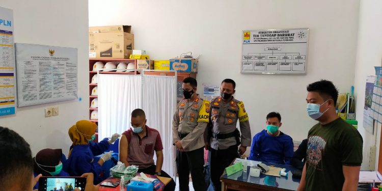 Kapolres Seruyan Pantau Vaksinasi di Kantor PLN Kuala Pembuang   