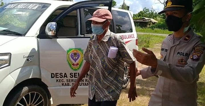 Personil Polsek Danau Sembuluh Bantu Antar Jemput Lansia Untuk Vaksinasi