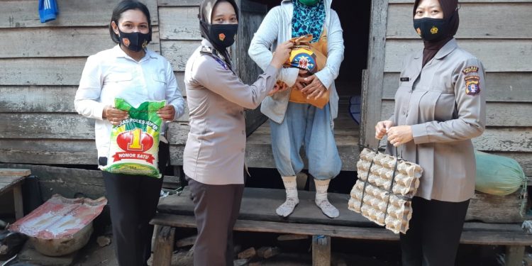 Polwan Polres Seruyan Berbagi Sembako Kepada Masyarakat di Kuala Pembuang