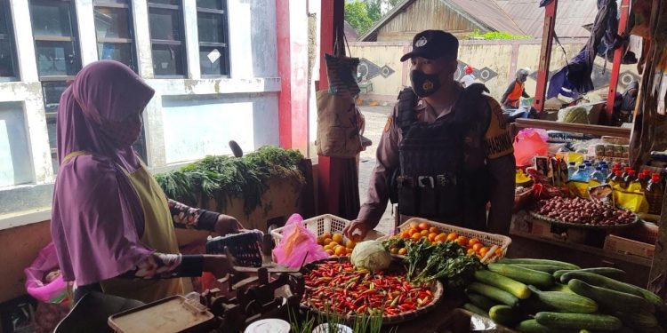 Tegakkan Prokes, Tim Yustisi Sambangi Pasar Saik Kuala Pembuang