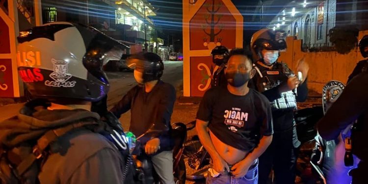 Polisi Amankan Pria Paruh Baya Mabuk Bawa Badik
