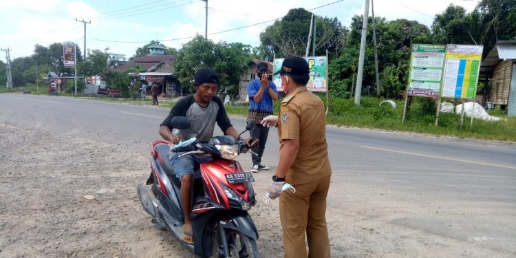 Personil Polsek Hanau Bersama TNI Bagikan Masker Gratis dan Sosialisasi Prokes