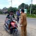 Personil Polsek Hanau Bersama TNI Bagikan Masker Gratis dan Sosialisasi Prokes