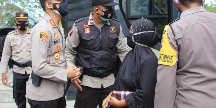 Polres Seruyan Laksanakan Antar Jemput Lansia Untuk Pelaksanaan Vaksinasi