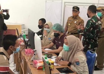 Gubernur Kalteng H. Sugianto Sabran Pantau Vaksinasi di SMKN-1 Palangka Raya