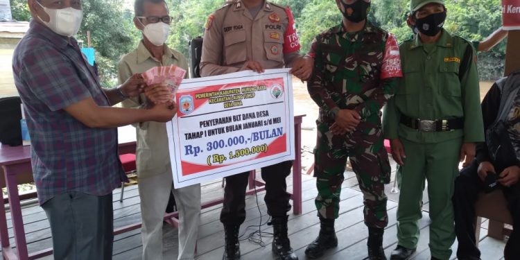 Pemdes Biha Salurkan BLT-DD Kepada 69 KPM