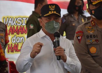 Gubernur Perintahkan Kepsek Ajak Ortu Siswa Usia 50 Tahun Divaksin