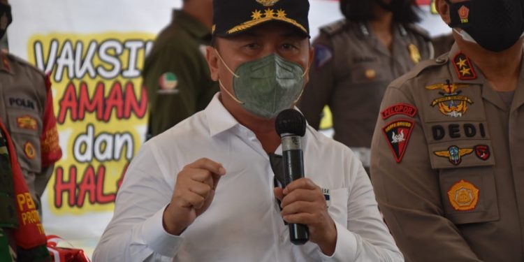 Gubernur Perintahkan Kepsek Ajak Ortu Siswa Usia 50 Tahun Divaksin