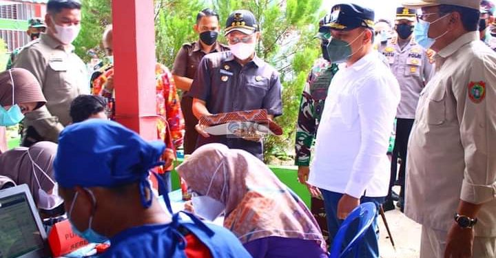 Bupati Murung Raya Dampingi Gubernur Tinjau  Vaksinasi Massal di Mura 